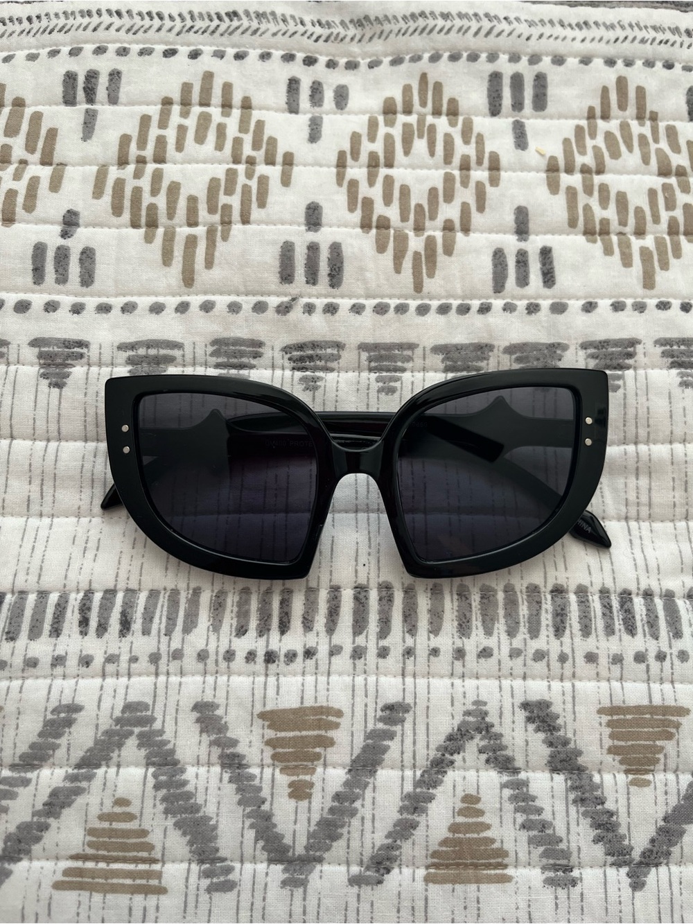 Oversized black Cat-Eye Sunglasses